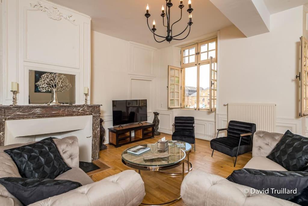 Suites Mana - Matahina Avec Vue Superbe Sur La Place Ducale Et Parking Prive Inclus Charleville-Mézières Dış mekan fotoğraf
