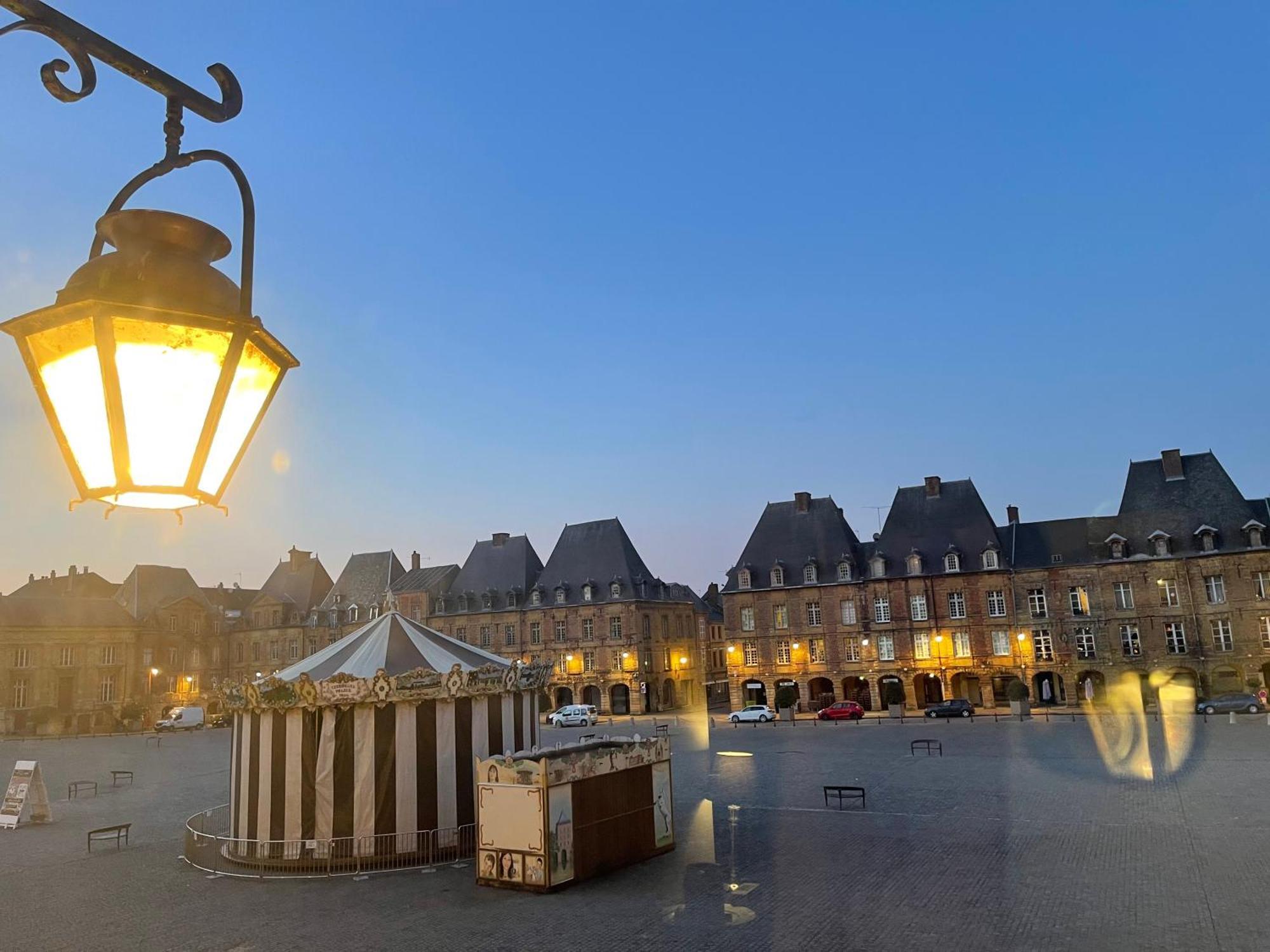 Suites Mana - Matahina Avec Vue Superbe Sur La Place Ducale Et Parking Prive Inclus Charleville-Mézières Dış mekan fotoğraf